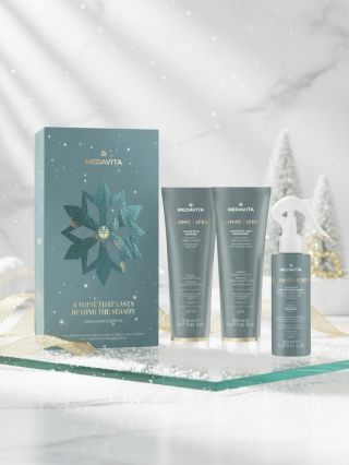 Vlasy jako zrcadlo. 💫 Dokonalé, hladké a neodolatelně lesklé. Rituál Medavita GLOSSYNATION přináší efekt laminace vlasů...